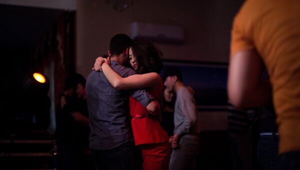 Пара танцуют в обнимку. Архивное фото - Sputnik Кыргызстан