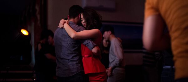 Пара танцуют в обнимку. Архивное фото - Sputnik Кыргызстан