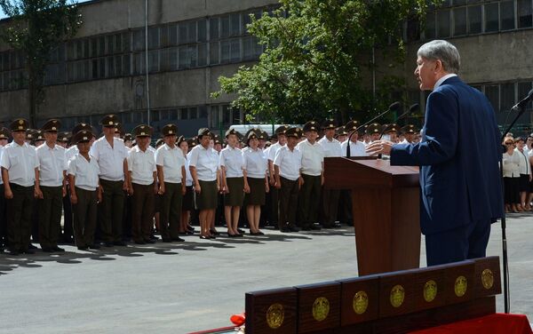 Атамбаев поздравил спасателей и их семьи с новосельем и профессиональным праздником, отмечаемым 1 июля - Sputnik Кыргызстан