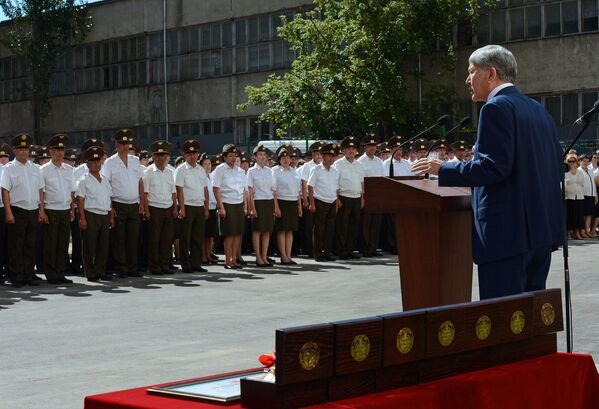 Президент Алмазбек Атамбаев вручил ключи от новых квартир сотрудникам МЧС - Sputnik Кыргызстан