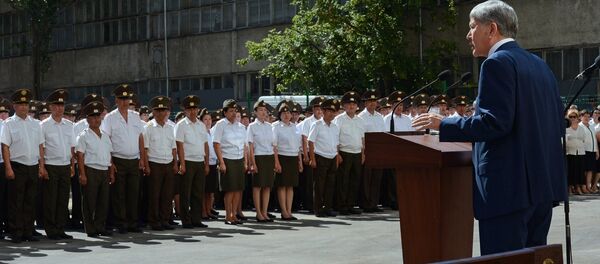 Президент Алмазбек Атамбаев вручил ключи от новых квартир сотрудникам МЧС - Sputnik Кыргызстан