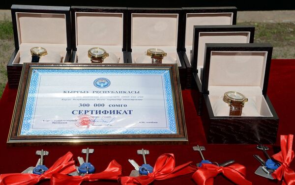 Лидер страны наградил именными часами семерых сотрудников ведомства за добросовестное исполнение служебных обязанностей, образцовую воинскую дисциплину, а также в связи с празднованием Дня работника спасательной службы - Sputnik Кыргызстан