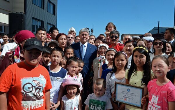 Президент также вручил министру чрезвычайных ситуаций Кубатбеку Боронову сертификат на 300 тысяч сомов для строительства детской площадки возле новых домов. - Sputnik Кыргызстан