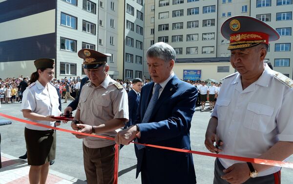Президент Алмазбек Атамбаев вручил ключи от квартир в трех многоэтажных домах сотрудникам МЧС - Sputnik Кыргызстан