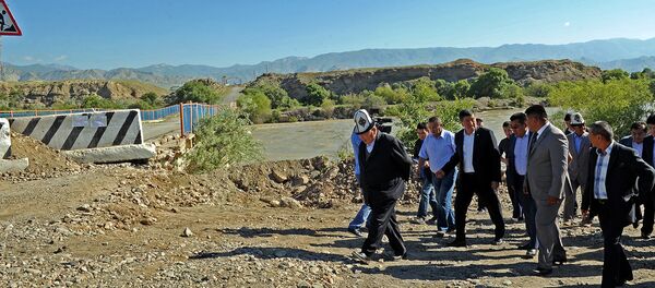 Премьер-министр Сооронбай Жээнбеков жол курулушу менен таанышууда. Архивдик фото - Sputnik Кыргызстан
