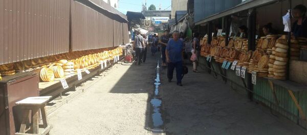 Демонтаж объектов облегченного типа на Ошском рынке в Бишкеке Демонтаж объектов облегченного типа на Ошском рынке в Бишкеке - Sputnik Кыргызстан