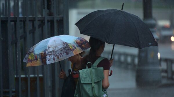 Девушки идут по улице во время дождя. Архивное фото - Sputnik Кыргызстан