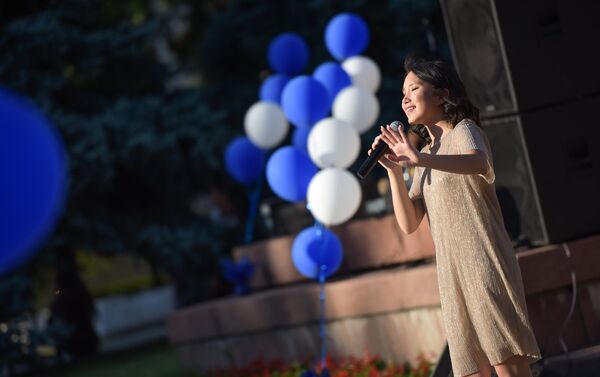 Певица Айым Айылчиева на вечере музыки под открытым небом у памятника Токтогулу Сатылганову в Бишкеке - Sputnik Кыргызстан