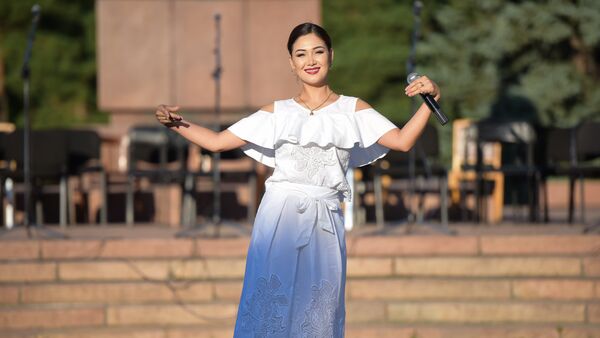 Архивное фото певицы Анжелики Бекболиевой во время выступления - Sputnik Кыргызстан