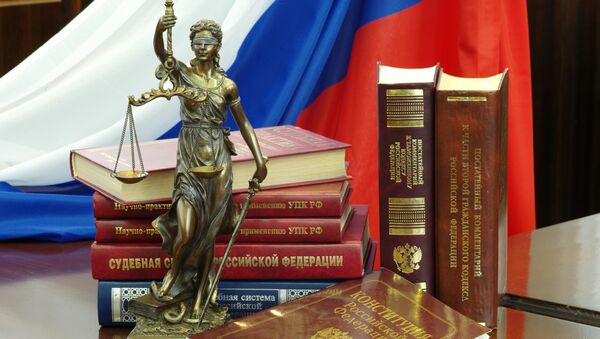 Статуя Фемиды и юридическая литература на столе в зале судебных заседаний. Архивное фото - Sputnik Кыргызстан