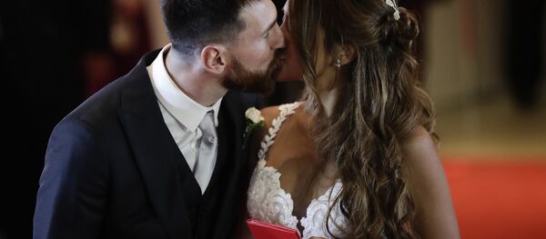 Свадьба легендарного футболиста испанской Барселоны Лионеля Месси и Антонеллы Рокуццо - Sputnik Кыргызстан