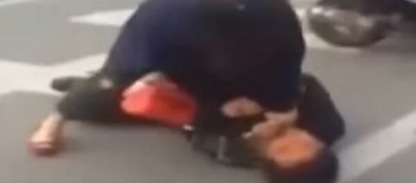 Кытайда чоң муштум аял ууруну жерге жыгып сабап таштады Кытайда чоң муштум аял ууруну жерге жыгып сабап таштады - Sputnik Кыргызстан