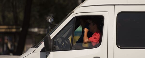 Маршрутка на одной из улиц Бишкека. Архивное фото Маршрутка на одной из улиц Бишкека. Архивное фото - Sputnik Кыргызстан