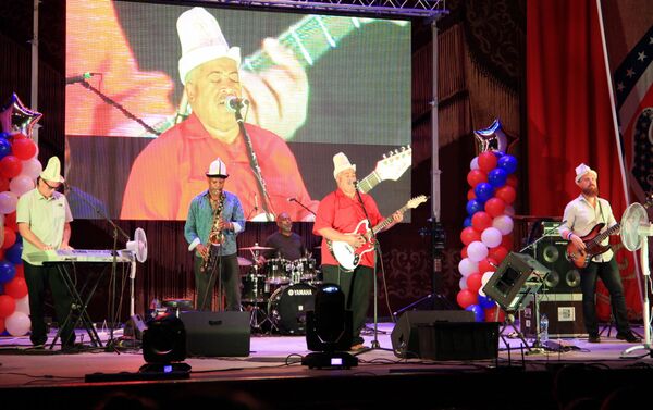 На сцене Ошского национального драматического театра 1 июля с бесплатным концертом выступила американская блюз-группа Mem Shannon and the Membership Band - Sputnik Кыргызстан