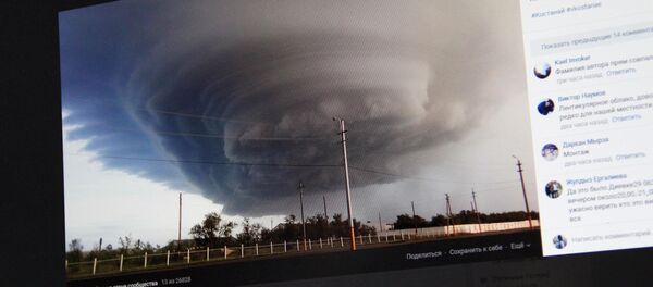 Снимок с социальной сети VK паблика Типичный Костанай. Изображение огромной концентрической тучи, накрывшей крупный поселок в Аулиекольском районе - Sputnik Кыргызстан