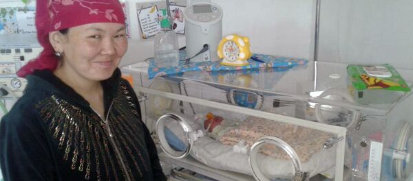 Түптүн Сары-Тологой айылынын тургуну Тураргүл Осмонова үч эм балдарды жарык дүйнөгө алып келди - Sputnik Кыргызстан