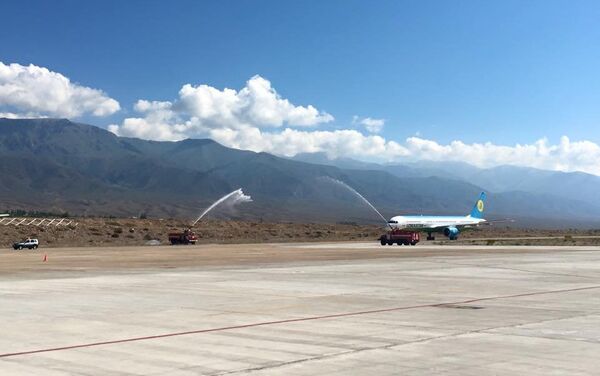 На Иссык-Куль первым прямым авиарейсом из Ташкента прибыли более 200 узбекистанцев. - Sputnik Кыргызстан