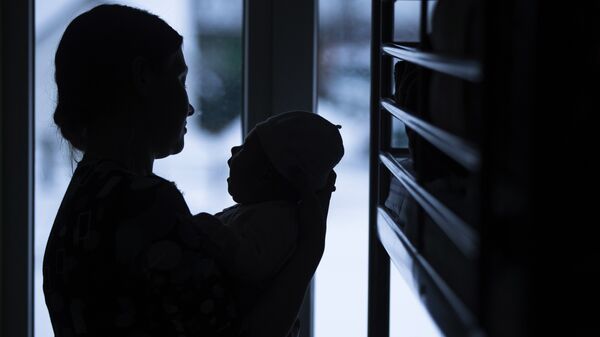 Женщина держит своего ребенка на руках. Архивное фото - Sputnik Кыргызстан