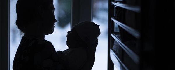 Женщина с ребенком. Архивное фото - Sputnik Кыргызстан