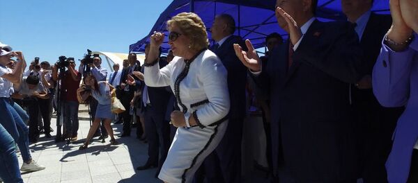 Матвиенко и Турсунбеков станцевали на берегу Иссык-Куля Матвиенко и Турсунбеков станцевали на берегу Иссык-Куля - Sputnik Кыргызстан