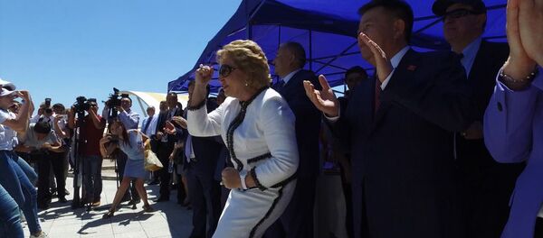 Матвиенко менен Турсунбеков Ысык-Көлдүн жээгинде бийге түштү - Sputnik Кыргызстан