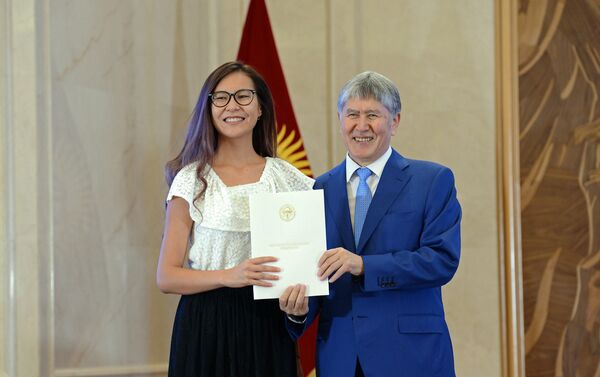 Президент КР Алмазбек Атамбаев вручает золотой сертификат одному из лучших выпускников в государственной резиденции Ала-Арча - Sputnik Кыргызстан