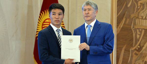 Вручение золотых сертификатов лучшим выпускникам школ КР - Sputnik Кыргызстан