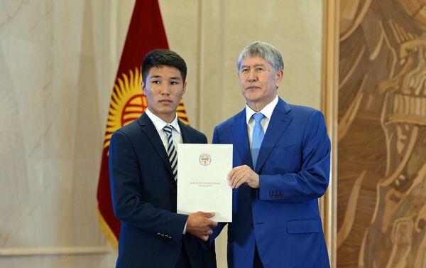 Президент КР Алмазбек Атамбаев вручает золотой сертификат одному из лучших выпускников в государственной резиденции Ала-Арча - Sputnik Кыргызстан