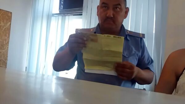 Почему снимаешь? — сотрудник УПМ пытался запретить автовладельцу съемку - Sputnik Кыргызстан