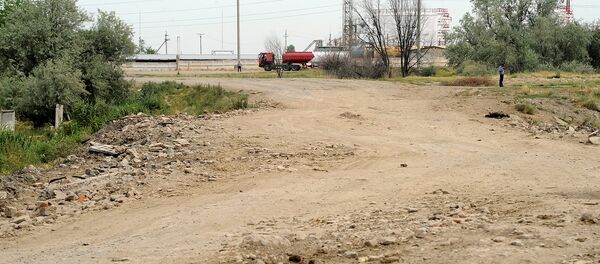 Премьер-министр Сооронбай Жээнбеков Чүй облусуна болгон иш сапарынын алкагында Транспорт жана жолдор министрлигине Кайыңды-Кант заводуна барчу жолду ремонттоону тез арада баштоону тапшырды - Sputnik Кыргызстан
