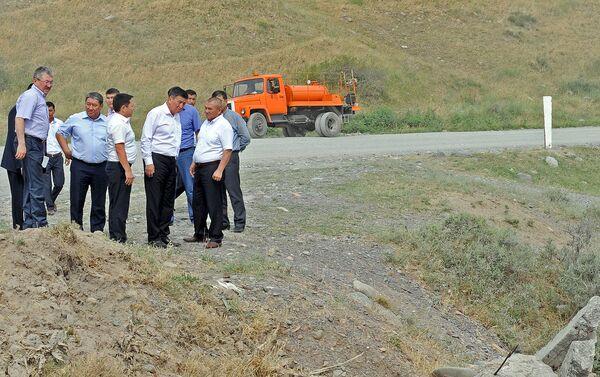 Премьер-министр Сооронбай Жээнбеков поручил в срочном порядке начать ремонт дороги, которая ведет к ОАО Каинды-Кант в Панфиловском районе Чуйской области - Sputnik Кыргызстан