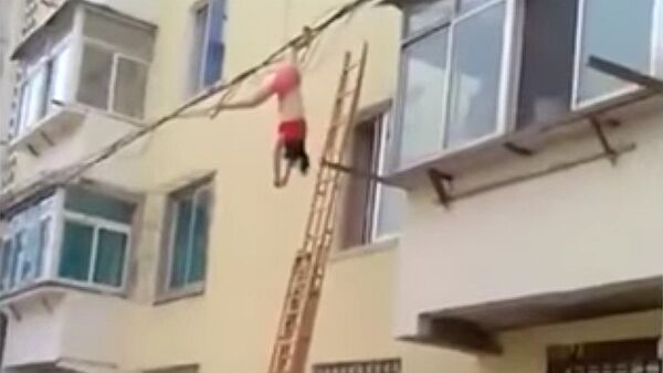Девушка повисла на проводах, спасаясь от жены любовника в Китае, — видео - Sputnik Кыргызстан