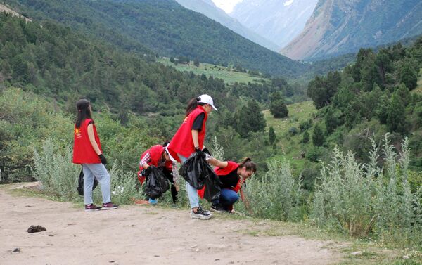 Волонтеры Национального общества Красного Полумесяца КР в среду убрали мусор в Аламединском ущелье Чуйской области - Sputnik Кыргызстан