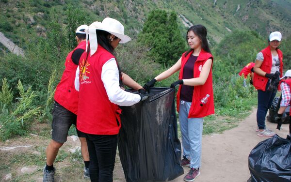 Волонтеры Национального общества Красного Полумесяца КР во время уборки мусора в Аламединском ущелье Чуйской области - Sputnik Кыргызстан