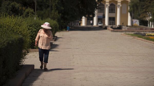Женщина в жаркий день в Бишкеке. Архивное фото - Sputnik Кыргызстан