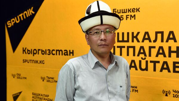 Представитель общественного фонда Саякбай манасчи Талантаалы Бакчиев - Sputnik Кыргызстан