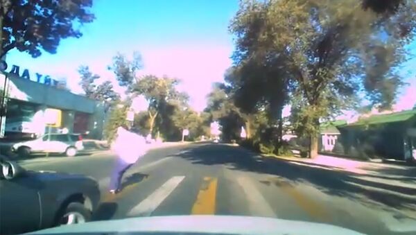 Пугающее видео — в Бишкеке машина задела пешехода и унеслась - Sputnik Кыргызстан