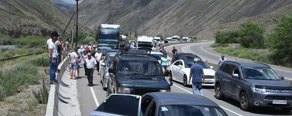 Принудительный спуск камней в Боомском ущелье Принудительный спуск камней в Боомском ущелье - Sputnik Кыргызстан