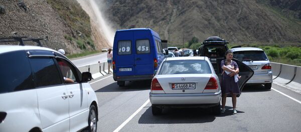 Принудительный спуск камней в Боомском ущелье - Sputnik Кыргызстан