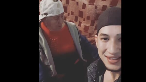 Бабушка из Казахстана покоряет Интернет, читая рэп с внуком, — ей 78 лет - Sputnik Кыргызстан