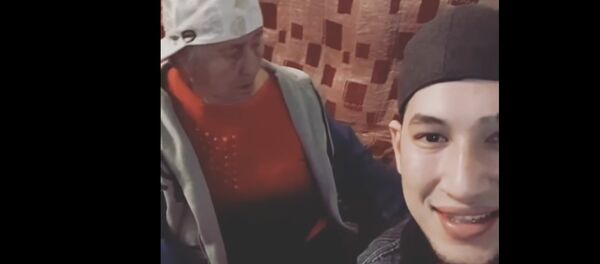 Бабушка из Казахстана покоряет Интернет, читая рэп с внуком, — ей 78 лет - Sputnik Кыргызстан