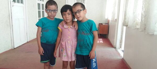 Трудности женщины воспитывающая троих близняшек одна в Кара-Суу - Sputnik Кыргызстан