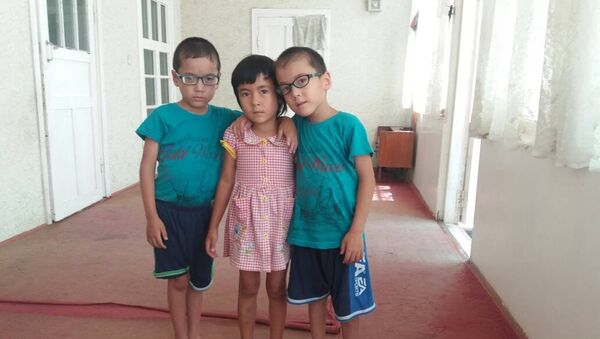 Трудности женщины воспитывающая троих близняшек одна в Кара-Суу - Sputnik Кыргызстан