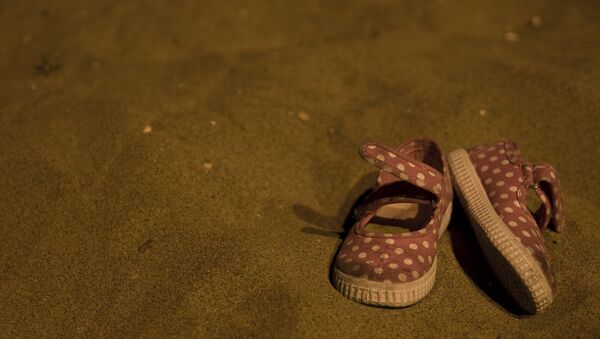 Детские сандалии на песке - Sputnik Кыргызстан