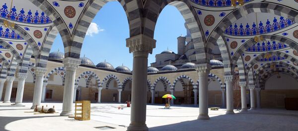 Көргөн да, көрбөгөн да арманда! Өлкөдөгү эң чоң мечиттин сырткы жана ички көрүнүшү - Sputnik Кыргызстан