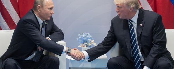 Президент РФ Владимир Путин и президент США Дональд Трамп. Архивное фото - Sputnik Кыргызстан