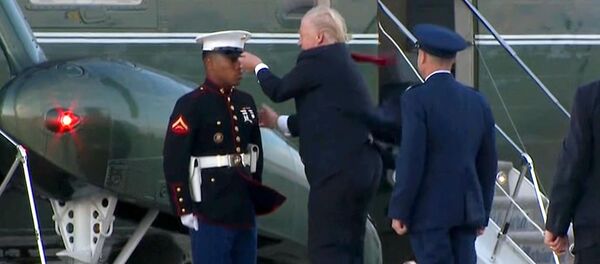 Трамп неудачно пытался вернуть фуражку солдату - Sputnik Кыргызстан
