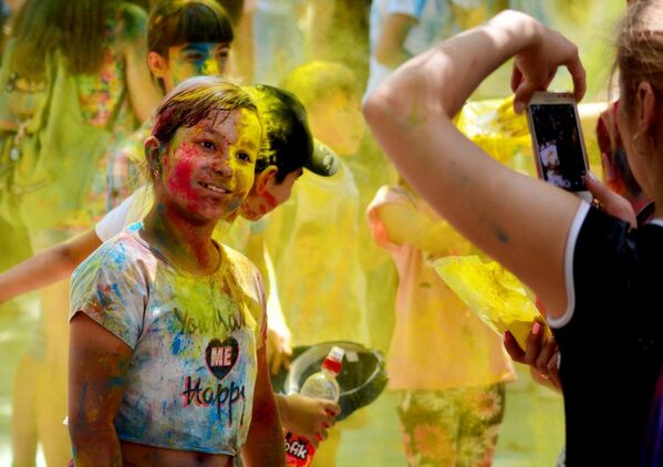 Фестиваль красок ColorFest в парке имени Ата-Тюрка в Бишкеке - Sputnik Кыргызстан