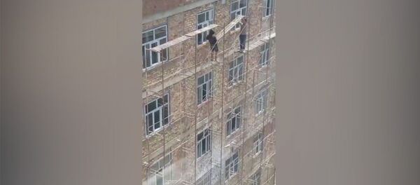 Бишкекте 9-кабатта кыл жип үстүнөн баскан курулушчулардын видеосу Бишкекте 9-кабатта кыл жип үстүнөн баскан курулушчулардын видеосу - Sputnik Кыргызстан