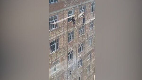Опасно! Строители без страховки работают на уровне 7-го этажа в Бишкеке - Sputnik Кыргызстан